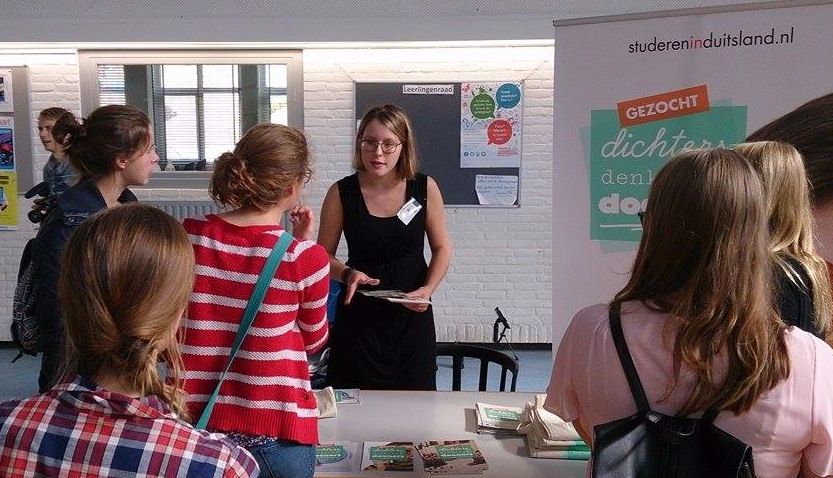 Duitslanddesk -- Stagiaire Romy tijdens een voorlichtingsevenement