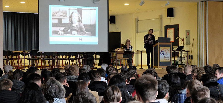 Scholieren in de aula in Hünxe luisteren naar Weyl en Winter. Afb.: Lynn Stroo