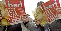Bezoekers van het Berlijnse filmfestival Berlinale nemen het programma door. Afb: dpa/Picture Alliance