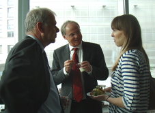 Dittrich en Clevers spreken een Nederlandse studente in Berlijn. Afb.: DIA