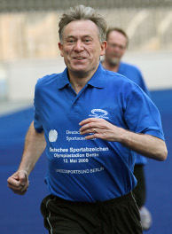 Bondspresident Horst Köhler tijdens een parlementaire sportdag in het Berlijnse Olympiastadion. Afbeelding: Picture Alliance / dpa