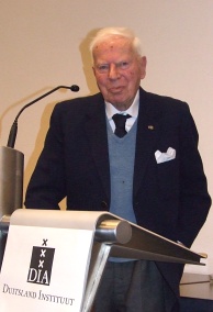 Max Kohnstamm tijdens de presentatie van zijn gebundelde dagboeken. Afbeelding: Annabelle Arntz, Duitsland Instituut Amsterdam