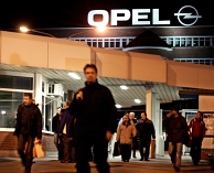 Werknemers verlaten de Opel-fabriek in Bochum. Deze vestiging wordt mogelijk gesloten. Afb: dpa/Picture Alliance