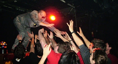 Mambo Kurt duikt het publiek in. Afbeelding: DIA.