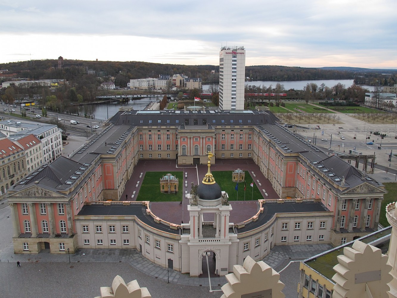 <p><a title="Wikimedia" href="https://de.wikipedia.org/wiki/Potsdamer_Stadtschloss#/media/Datei:Stadtschloss_Potsdam.jpg" target="_blank">Daniel Naber</a> <a title="Creative Commons" href="https://commons.wikimedia.org/w/index.php?curid=53345067" target="_blank">CC BY 4.0</a> (2016)</p>