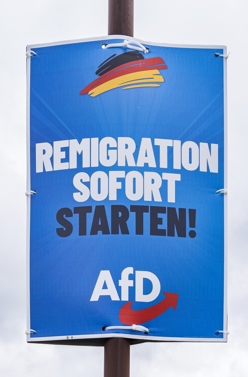<p><a href="https://commons.wikimedia.org/wiki/User:PantheraLeo1359531">PantheraLeo1359531</a>, <a href="https://commons.wikimedia.org/wiki/File:AfD-Wahlplakat_">AfD-Wahlplakat "Remigration sofort starten!" in Mödlareuth 20240518 HOF3756 RAW-Export</a>, <a href="https://creativecommons.org/licenses/by/4.0/legalcode" rel="license">CC BY 4.0</a></p>
