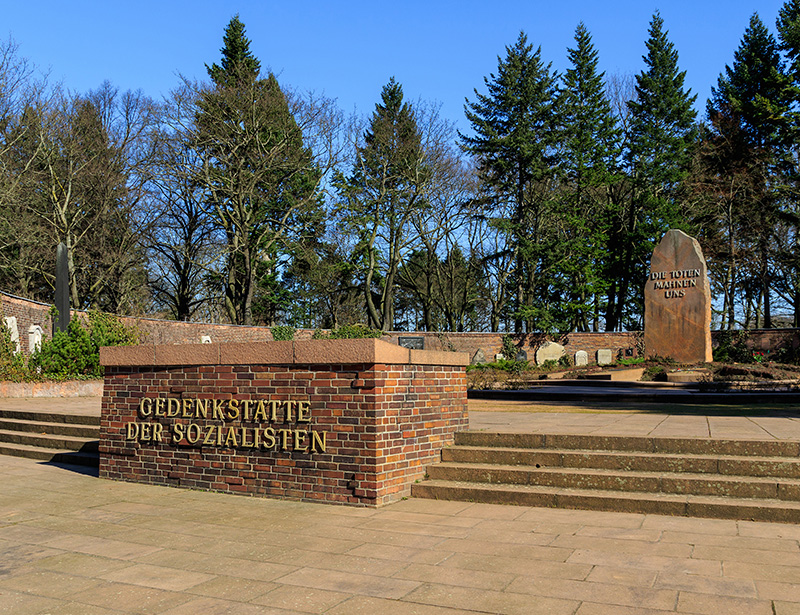 <p>A.Savin, <a title="wikipedia" href="https://commons.wikimedia.org/wiki/File:B-Friedrichsfelde_Zentralfriedhof_03-2015_img01_Gedenkstaette.jpg" target="_blank">Wikicommons</a>,</p>