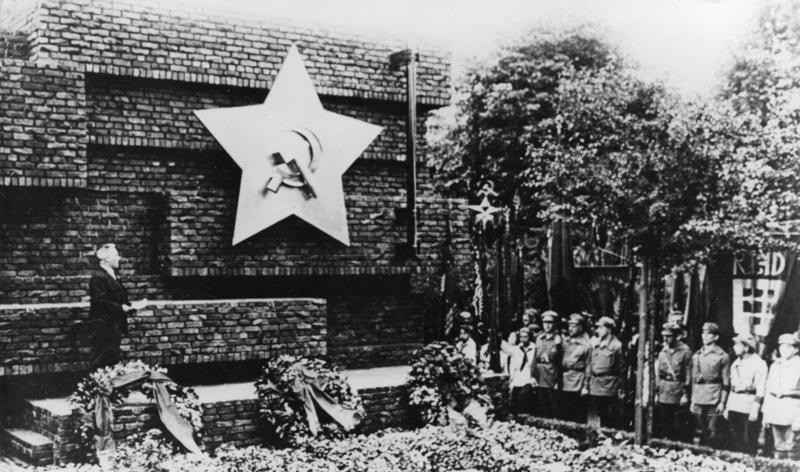 Pieck bij het Revolutionsdenkmal, 1926. Afb.: Bundesarchiv, Bild 183-08783-0009 / CC-BY-SA 3.0  