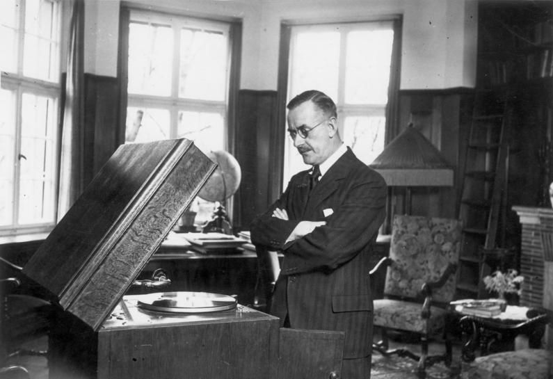 <p><a title="Wikimedia" href="https://commons.wikimedia.org/wiki/File:Bundesarchiv_Bild_183-R15883,_Thomas_Mann.jpg" target="_blank">Bundesarchiv</a>, Bild 183-R15883, <a title="CC" href="https://creativecommons.org/licenses/by-sa/3.0/de/deed.en" target="_blank">CC BY-SA 3.0</a>, </p>