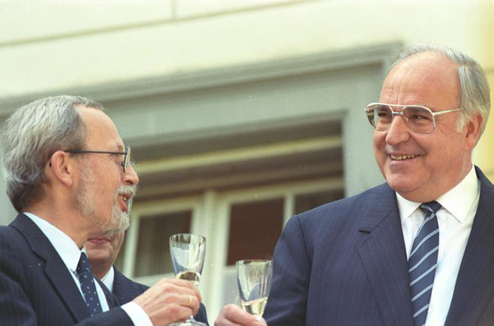 <p><a href="https://commons.wikimedia.org/wiki/File:Bundesarchiv_Bild_183-1990-0518-028,_Staatsvertrag_BRD-DDR,_Helmut_Kohl,_Lothar_de_Maizière.jpg">Bundesarchiv Bild 183-1990-0518-028, Staatsvertrag BRD-DDR</a>, <a href="https://creativecommons.org/licenses/by-sa/3.0/de/legalcode" rel="license">CC BY-SA 3.0 DE</a></p>