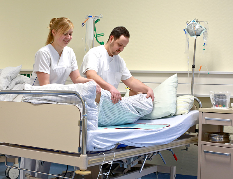 <p><a href="https://commons.wikimedia.org/wiki/User:SRHSUhl">SRHSUhl</a>, <a href="https://commons.wikimedia.org/wiki/File:Pflegekabinett_in_der_Höheren_Berufsfachschule_für_Gesundheits-_und_Krankenpflege_im_SRH_Zentralklinikum_Suhl.jpg">Pflegekabinett in der Höheren Berufsfachschule für Gesundheits- und Krankenpflege im SRH Zentralklinikum Suhl</a>, <a href="https://creativecommons.org/licenses/by-sa/4.0/legalcode" rel="license">CC BY-SA 4.0</a></p>