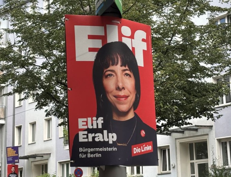 Eralp op een verkiezingsposter in Berlijn. Afb.: DIA/Marja Verburg
