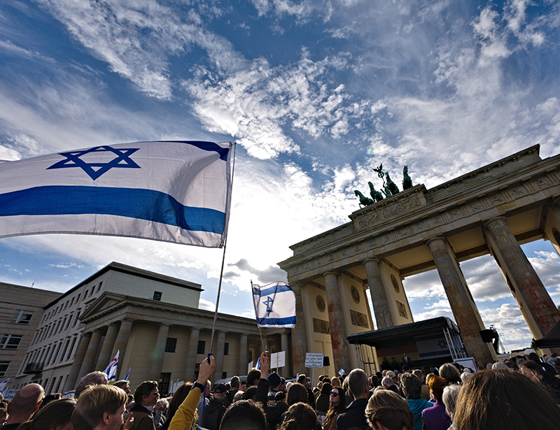 <p><a href="https://commons.wikimedia.org/wiki/User:GPSLeo">Leonhard Lenz</a>, <a href="https://commons.wikimedia.org/wiki/File:Israel_solidarity_protest_Berlin_2023-10-08_98.jpg">Israel solidarity protest Berlin 2023-10-08 98</a>, <a href="https://creativecommons.org/publicdomain/zero/1.0/legalcode" rel="license">CC0 1.0</a></p>