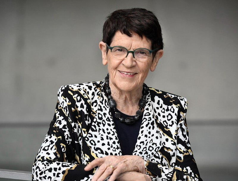 <p><a href="https://commons.wikimedia.org/wiki/User:Rita.suessmuth.ma01">Rita.suessmuth.ma01</a>, <a href="https://commons.wikimedia.org/wiki/File:Rita_Süssmuth_im_Bundestag.jpg">Rita Süssmuth im Bundestag</a>, <a href="https://creativecommons.org/licenses/by-sa/4.0/legalcode" rel="license">CC BY-SA 4.0</a></p>
