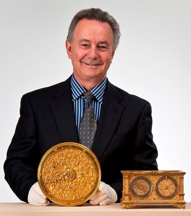 Foto: Simon Goodman. Goodman met tafelklokken uit het Landesmuseum in Stuttgart (2012).
