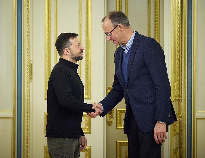 <p><a href="https://commons.wikimedia.org/wiki/File:Volodymyr_Zelenskyy_and_Friedrich_Merz_Discussed_Military_Assistance_and_Steps_to_Establish_a_Just_Peace.jpg" target="_blank">Zelensky en Merz, december 2024</a>, <a href="https://creativecommons.org/publicdomain/zero/1.0/legalcode" target="_blank" rel="license">CC0 1.0</a></p>