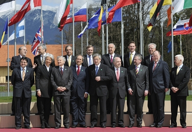 De Europese regeringsleiders en ministers van Financiën hier afgebeeld, zijn het nog niet eens over een gezamenlijke aanpak van de recessie. Afb: DPA/Picture Alliance